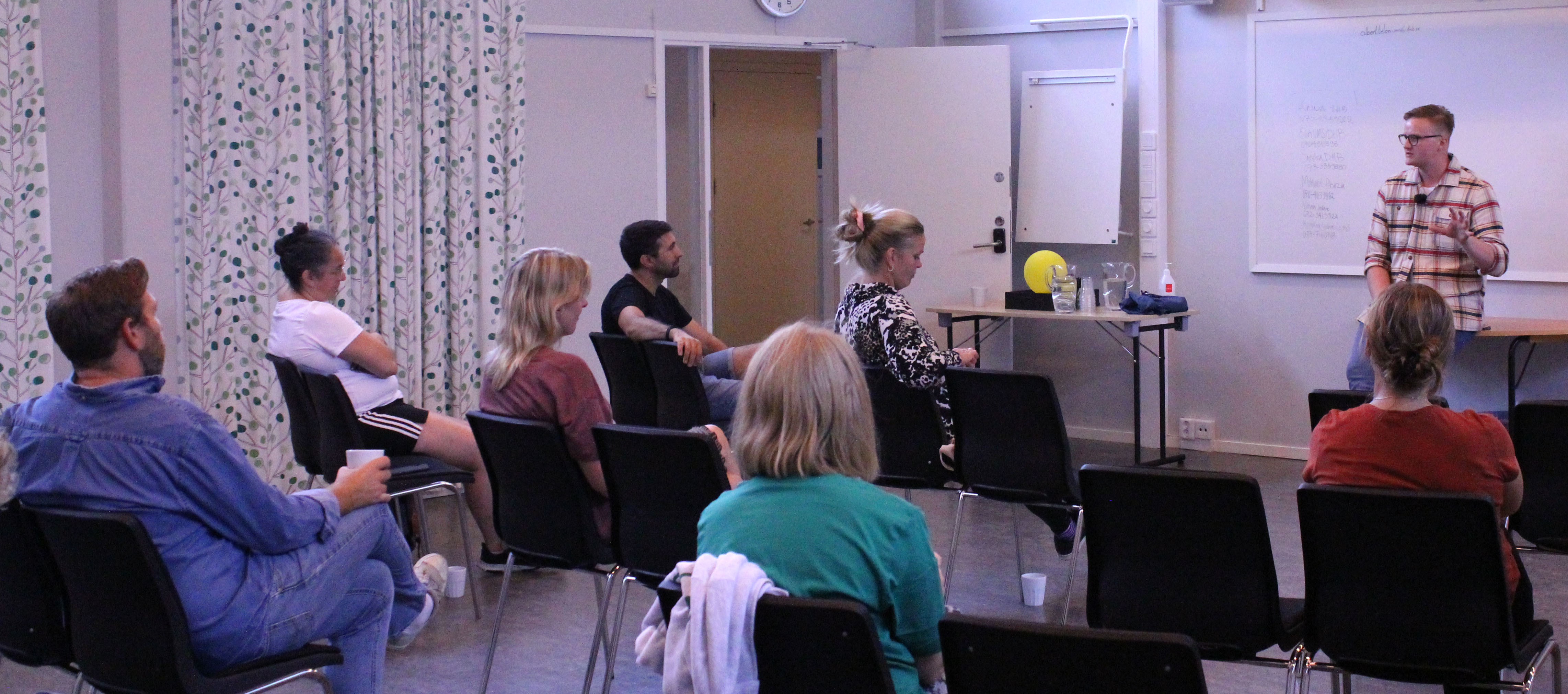 Albert Telon föreläser for en grupp föräldrar